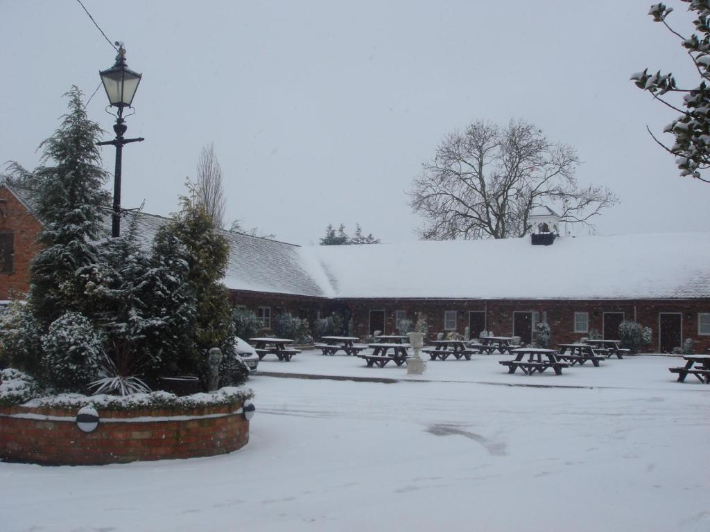 The Royal Arms Hotel Sutton Cheney Exterior photo