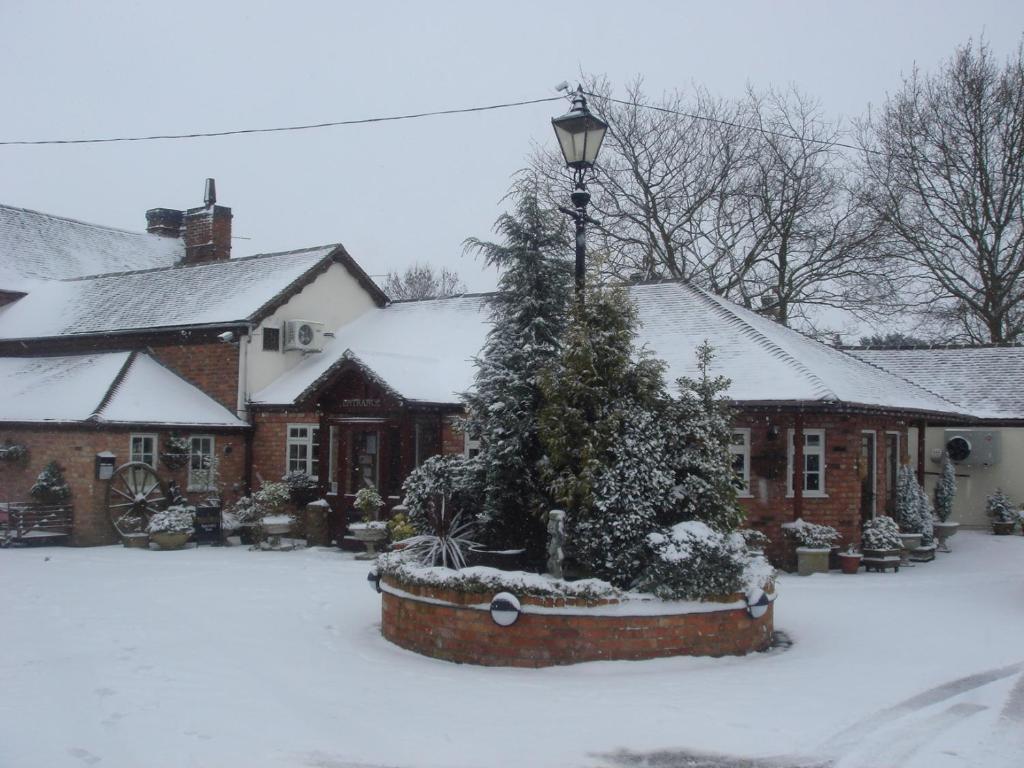 The Royal Arms Hotel Sutton Cheney Exterior photo